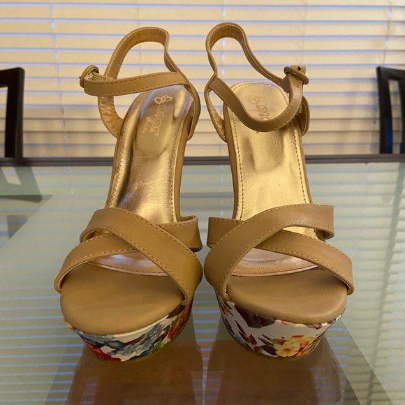 Tan Wedge Sandal with flower pattern - Picture 3 of 5